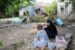 Женщины у дома, разрушенного наводнением в городе Крымске, июль 2012 год