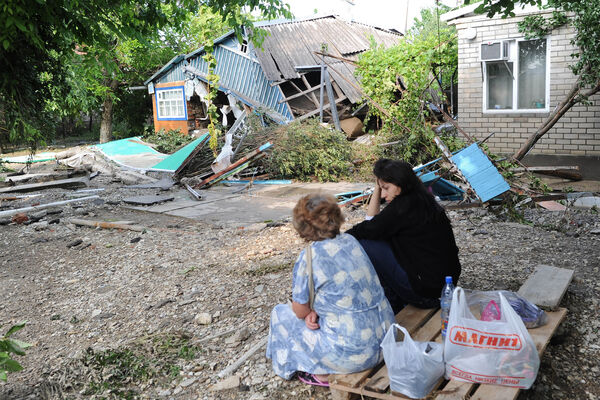 Женщины у&nbsp;дома, разрушенного наводнением в&nbsp;городе Крымске, июль 2012&nbsp;год