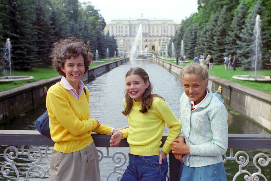 Саманта Смит (в центре), мама Саманты Джейн Смит (слева) и ленинградская школьница Наташа Каширина в&nbsp;Петродворце, июль 1983&nbsp;года 