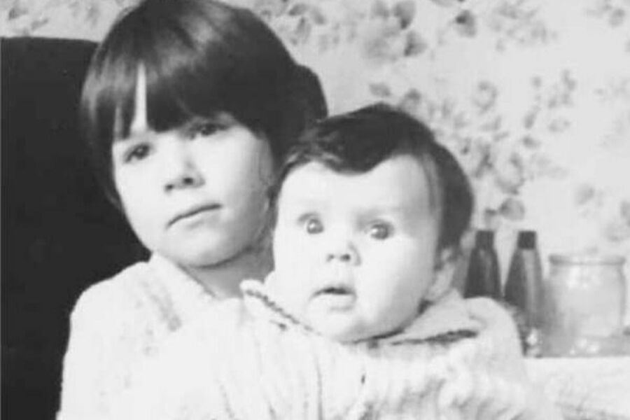 Певец Стас Пьеха со своей младшей сестрой в&nbsp;детстве