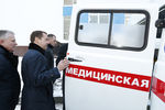Дмитрий Медведев осматривает автомобиль скорой помощи в Оренбурге