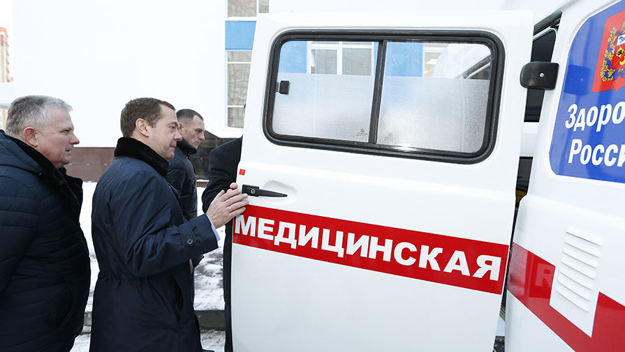 Дмитрий Медведев осматривает автомобиль скорой помощи в&nbsp;Оренбурге
