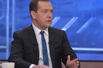 Председатель правительства РФ Дмитрий Медведев во время интервью по итогам работы правительства РФ в прямом эфире в программе «Разговор с Дмитрием Медведевым» журналистам пяти российских телеканалов