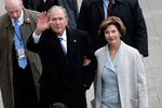 Бывший президент США Джордж Буш-младший с супругой Лорой перед инаугурацией Дональда Трампа в Вашингтоне, 20 января 2017 года