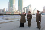 Высший руководитель Северной Кореи Ким Чен Ын во время посещения строительства улицы Рёмён в Пхеньяне. На пальто лидера КНДР видны следы побелки или краски — во время посещения одной из квартир в новом доме он прикоснулся к стене. Фотографии опубликованы 16 марта 2017 года
