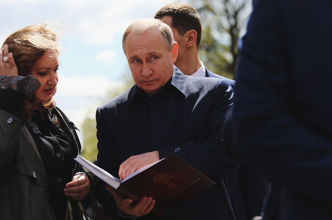Президент России Владимир Путин на церемонии открытия памятного креста в честь убитого князя Сергея Александровича в Кремле, 4 мая 2017 года