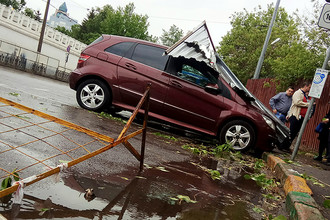 Автомобиль, пострадавший в результате урагана в Москве