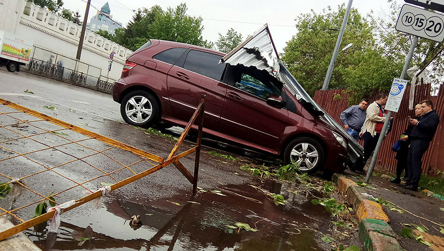 Автомобиль, пострадавший в&nbsp;результате урагана в&nbsp;Москве