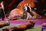 Певец Иосиф Кобзон и дрессировщик Мстислав Запашный с тиграми и слонами на арене Цирка на Цветном бульваре, 1998 год