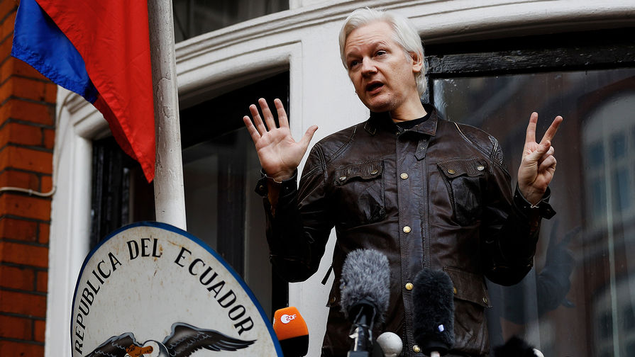 Основатель WikiLeaks Джулиан Ассанж на балконе посольства Эквадора в Лондоне, май 2017 года