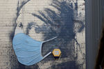 Мурал художника Бэнкси «Девушка с проколотым ухом» (пародия на картину «Девушка с жемчужной серёжкой» Яна Вермеера) в городе Бристоль, на которую неизвестные «надели» медицинскую маску, апрель 2020 года