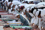 Мусульмане совершают молитву в день праздника Ураза-байрам на площади в Пешаваре, Пакистан, 24 мая 2020 года