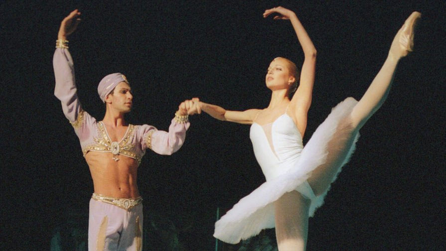 Анастасия Волочкова и Николай Цискаридзе исполняют партии из балета Л. Минкуса «Баядерка», 1998 год