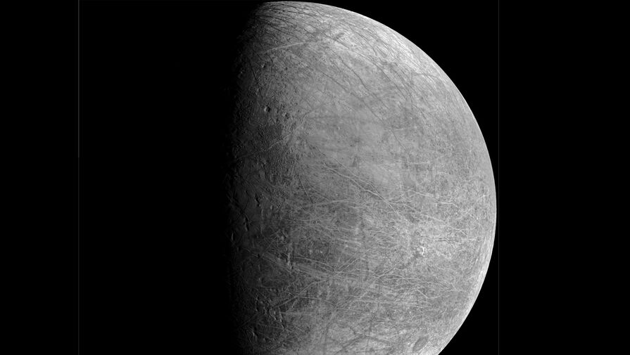 Аппарат Juno впервые сфотографировал спутник Юпитера Европу с близкого расстояния