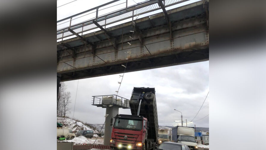 В Перми грузовик с поднятым кузовом врезался в железнодорожный мост