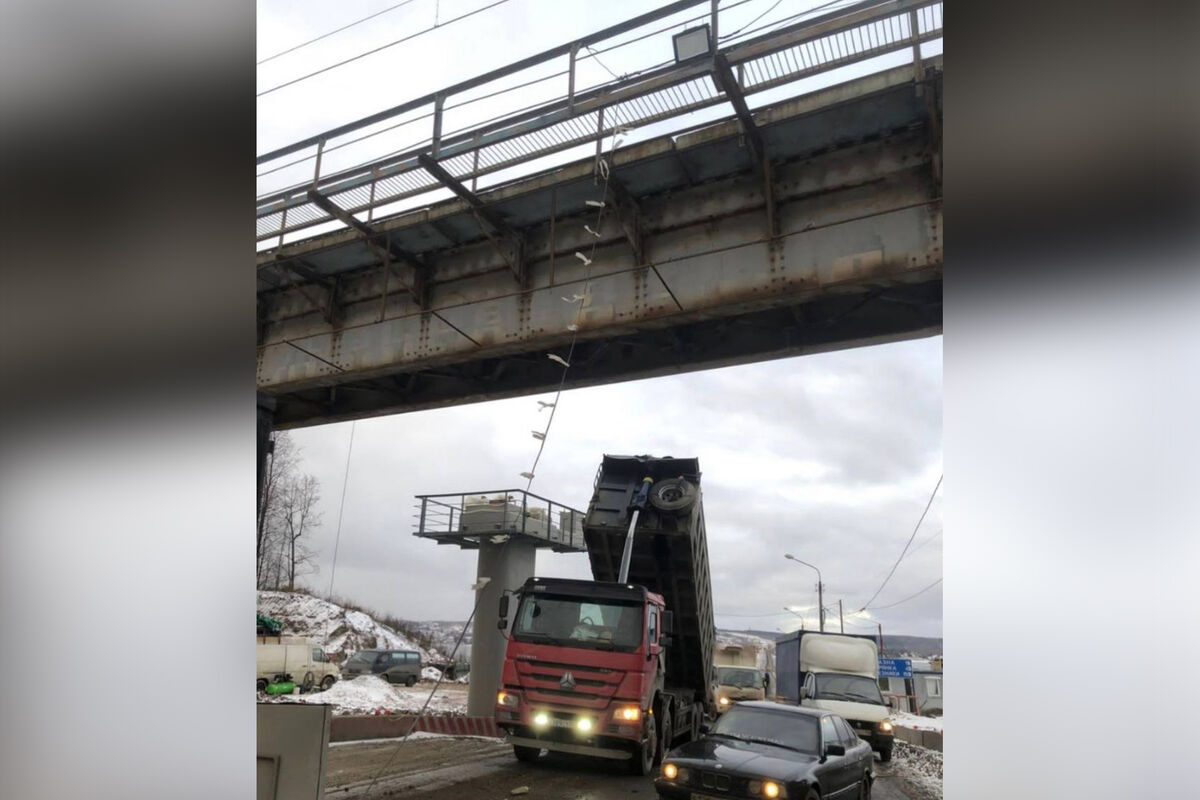 В Перми грузовик с поднятым кузовом врезался в железнодорожный мост -  Газета.Ru | Новости