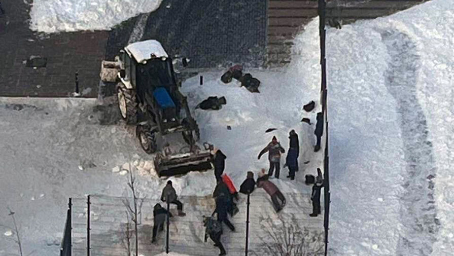 Подмосковные дети устроили битву с тракторами за снежную горку и победили