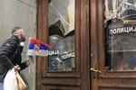 Сторонники оппозиции пытаются штурмовать здание городского собрания в Белграде, Сербия, 24 декабря 2023 года