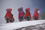 Альпинистки совершают восхождение на гору Уайна-Потоси в районе Эль-Альто, Боливия, 6 марта 2024 года