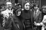 Джон Леннон и Йоко Оно покидают слушания по иммиграционному делу в США в Нью-Йорке, 1972 год