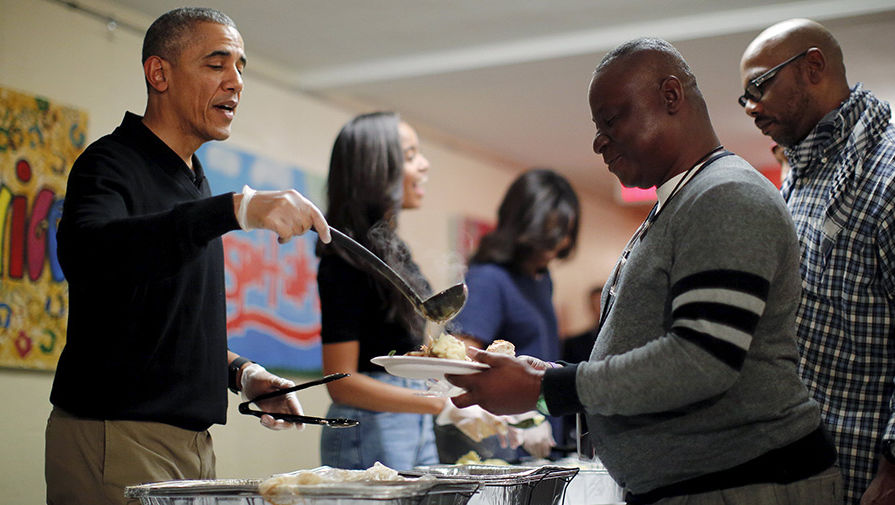 Барак Обама вместе с&nbsp;женой и дочерьми во время раздачи еды бездомным