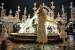Инсталляция из светящихся арок «Корона» у Большого театра, представленная в рамках международного фестиваля «Рождественский свет»