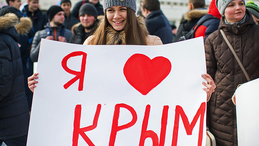 Участники праздничной акции, посвященной второй годовщине присоединения Крыма к&nbsp;России, в&nbsp;Омске