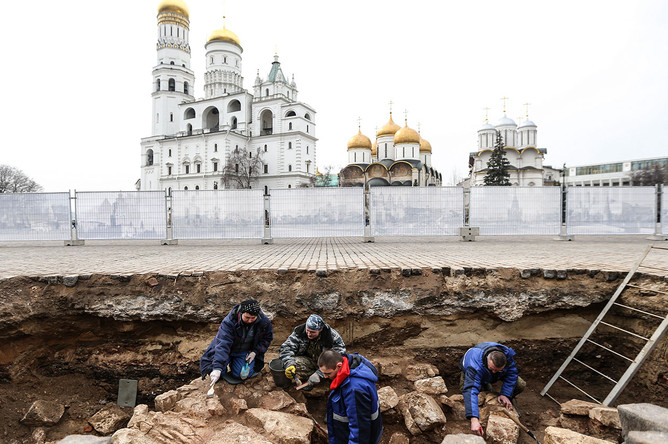 Археологи ведут раскопки на месте снесенного 14-го корпуса Кремля в Москве