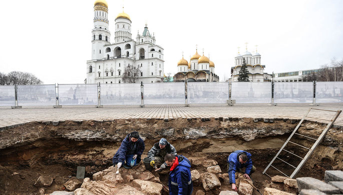 Археологи ведут раскопки на месте снесенного 14-го корпуса Кремля в Москве