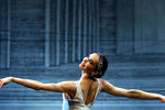Диана Вишнева (Золушка) в сцене из балета «Золушка» в рамках трехактного вечера «Двадцать» на сцене Большого театра, 2015 год 