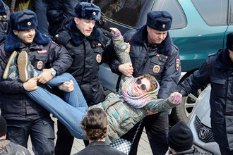 Сотрудники полиции во время митинга оппозиции во Владивостоке, 26 марта 2017 года