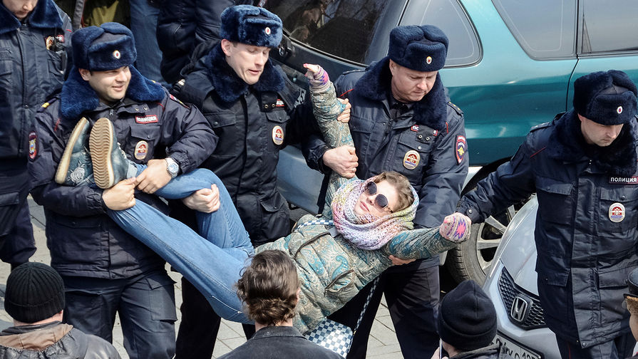 Сотрудники полиции во время митинга оппозиции во Владивостоке, 26 марта 2017 года