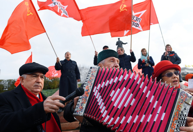 Во время митинга в честь 102-й годовщины Октябрьской революции в Казани, 7 ноября 2019 года