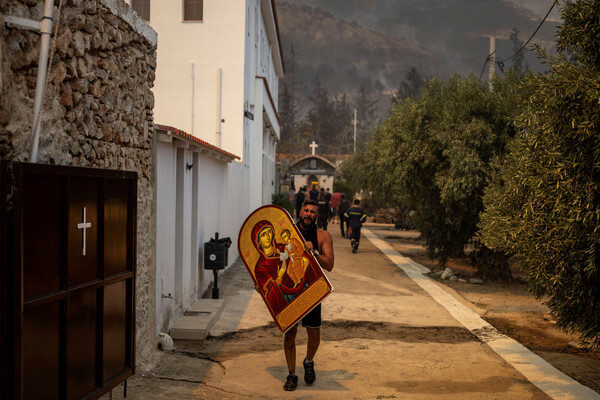 Волонтер спасает икону из&nbsp;горящего монастыря в&nbsp;Мениди в&nbsp;пригороде Афин, Греция, 23&nbsp;августа 2023&nbsp;года