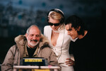 <b>«Роковая женщина» (2002)</b>
<br><br>
Картина рассказывает историю похитительницы драгоценностей, которая обманывает сообщников и бежит в Париж вместе с украденными в Каннах бриллиантами. В столице Франции ее случайно принимают за недавно пропавшую девушку — и она выдает себя за нее. Под новым именем она уезжает в США и возвращается через семь лет уже в качестве жены посла США во Франции.
После приезда женщина попадает на снимок испанского папарацци (его играет Бандерас) — это дает возможность бывшим сообщникам опознать мошенницу. Тогда она начинает манипулировать несчастным папарацци.
<br><br>
<b>На фото:</b> актеры Антонио Бандерас, Ребекка Ромейн и режиссер Брайан Де Пальма на съемках фильма