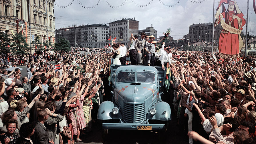 VI Всемирный фестиваль молодежи и студентов в Москве. Москвичи встречают гостей из Южной Америки, 1957 год
