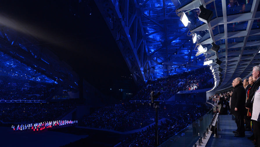 Президент России Владимир Путин и президент Международного олимпийского комитета Томас Бах (справа налево) на церемонии открытия зимних Олимпийских игр в Сочи