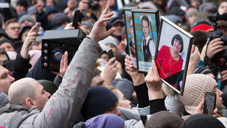 Жители Кемерово во время акции в&nbsp;память о&nbsp;погибших при&nbsp;пожаре в&nbsp;ТЦ &laquo;Зимняя вишня&raquo;, 27 марта 2018 года