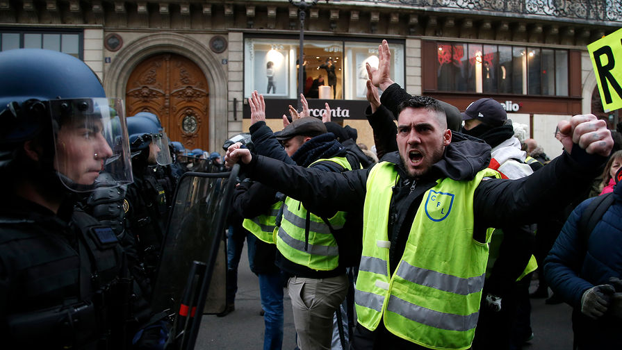 Участники акции протеста движения автомобилистов «желтые жилеты» в Париже, 15 декабря 2018 года