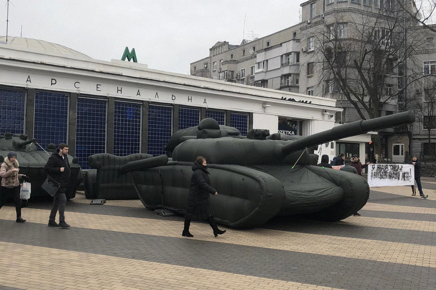 В центре Киева разместили надувные танки
