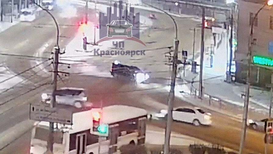 Автомобиль с мертвым водителем врезался в столб в Красноярске