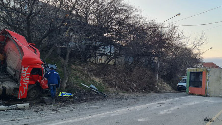 Секция многоэтажного дома перегородила дорогу в Анапе из-за ДТП