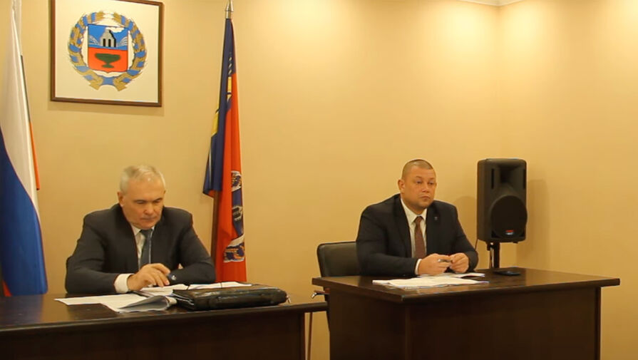 На Алтае глава поселения прилюдно порвал уведомление о долгах за ЖКУ