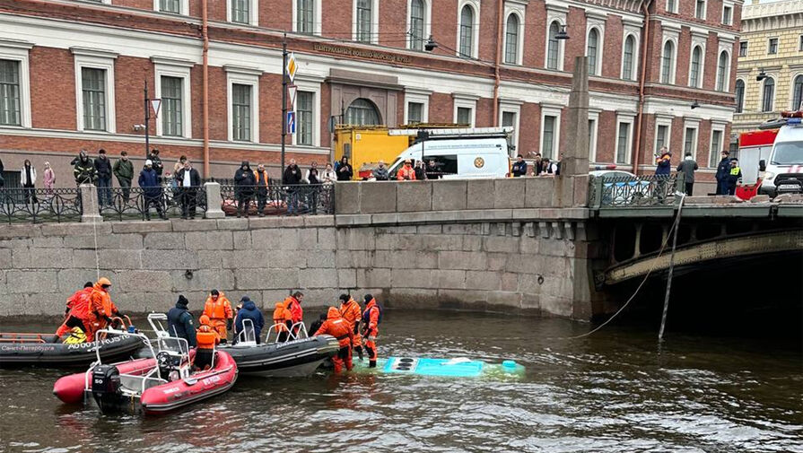 Автобус упал в Мойку, людей откачивали на его крыше. Что известно о ДТП в центре Петербурга