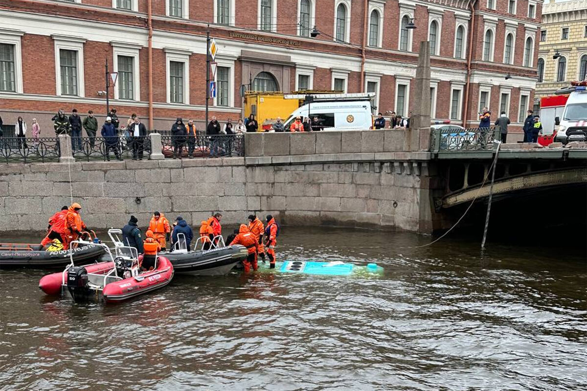 Спасатели достали всех пассажиров из затонувшего в Петербурге автобуса -  Газета.Ru | Новости