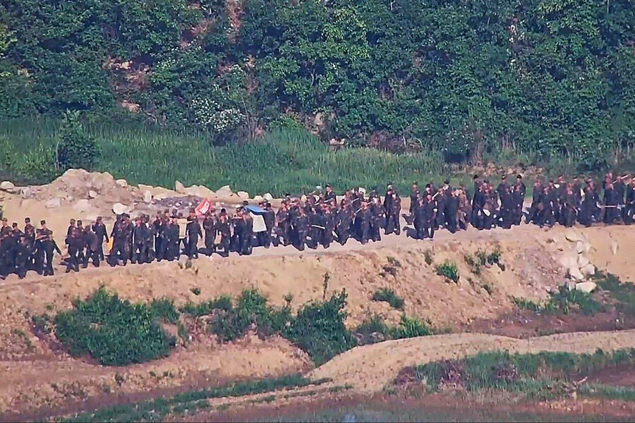 Северокорейские солдаты недалеко от приграничной зоны c Южной Кореей, 18 июня 2024 года