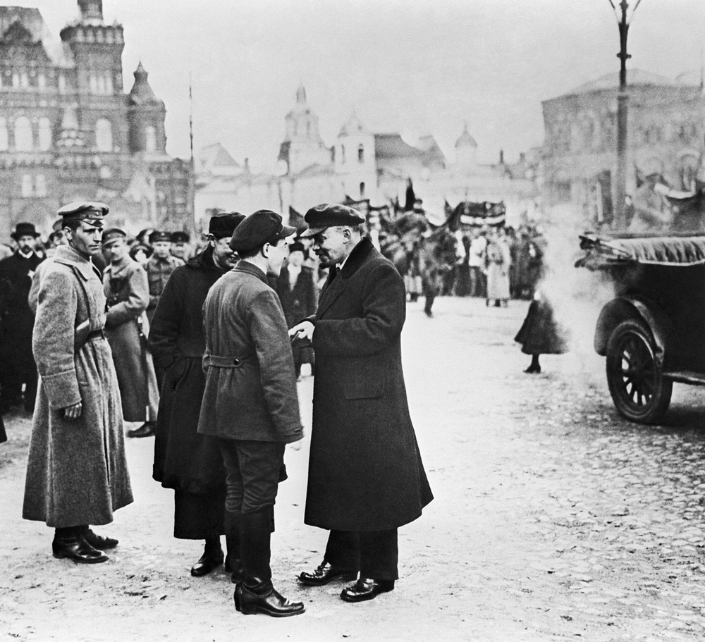 В.И.Ленин беседует на Красной площади с секретарем МК РКП(б) В.М.Загорским во время первомайской демонстрации. 1919 год