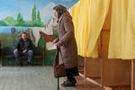 Голосование на одном из избирательных участков во время референдума о статусе Крыма в Бахчисарае