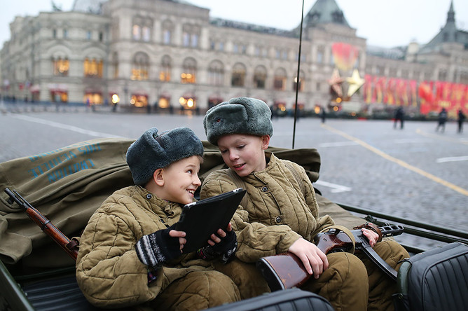 На марше, посвященном 73-й годовщине военного парада 7 ноября 1941 года, на Красной площади