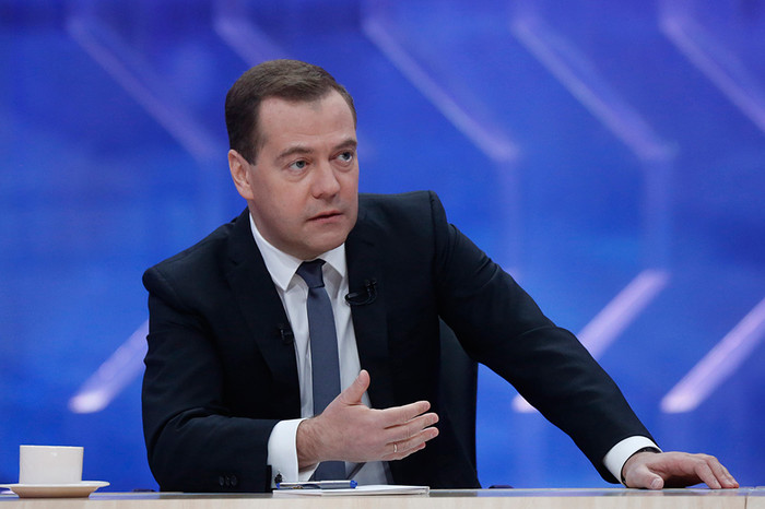 Премьер-министр России Дмитрий Медведев во время интервью журналистам пяти российских телеканалов в&nbsp;студии телецентра &laquo;Останкино&raquo;